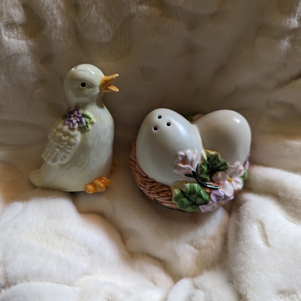 Vintage bird with nest salt and pepper